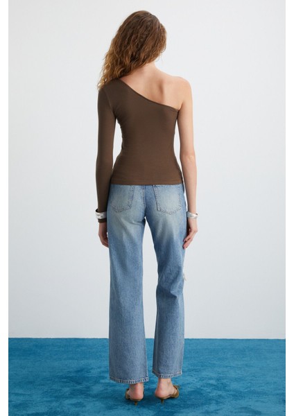 Vıyol Kadın Tek Kolu Açık Büzgü Detaylı Slim Fit Organik Pamuklu Kahverengi Bluz