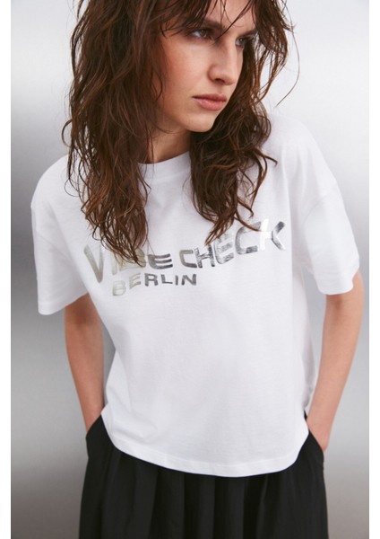 Tulıp Kadın Gümüş Varak Baskılı Bisiklet Yaka Relaxed %100 Organik Pamuklu Beyaz T-shirt fırsatları