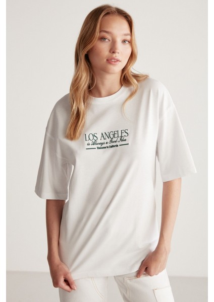 Janna Kadın Şehir Temalı Ön Ve Arka Baskı Detaylı Oversize Fit Bisiklet Yaka Beyaz / Yeşil T-shirt