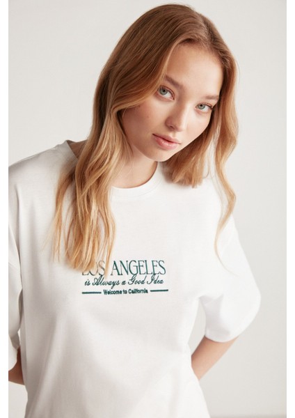 Janna Kadın Şehir Temalı Ön Ve Arka Baskı Detaylı Oversize Fit Bisiklet Yaka Beyaz / Yeşil T-shirt