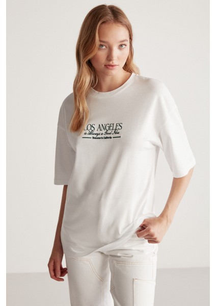 Janna Kadın Şehir Temalı Ön Ve Arka Baskı Detaylı Oversize Fit Bisiklet Yaka Beyaz / Yeşil T-shirt