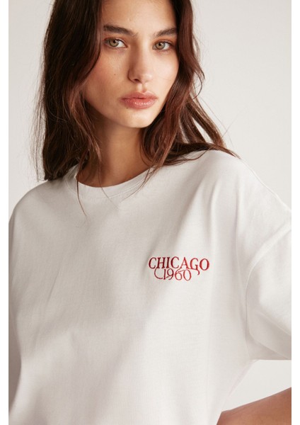 Janna Kadın Şehir Temalı Ön Ve Arka Baskı Detaylı Oversize Fit Bisiklet Yaka Beyaz / Kırmızı T-shirt fırsatları