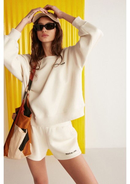 Jennıfer Kadın Organik Pamuklu Nakışlı Yuvarlak Yakalı Oversize Vanilya Sweatshirt fiyatları