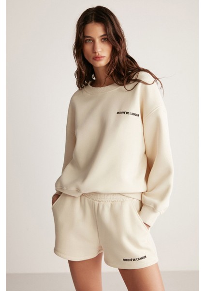 Jennıfer Kadın Organik Pamuklu Nakışlı Yuvarlak Yakalı Oversize Vanilya Sweatshirt modelleri