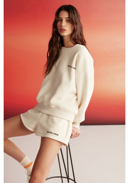 Jennıfer Kadın Organik Pamuklu Nakışlı Yuvarlak Yakalı Oversize Vanilya Sweatshirt indirimleri