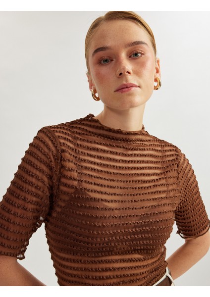 Yarı Transparan Kısa Kollu Bisiklet Yaka Dokulu Tül Tişört