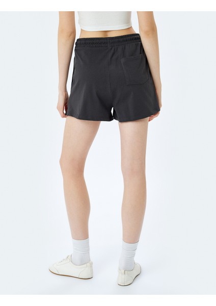 Beli Bağcıklı Cep Detaylı Mini Şort fırsatları