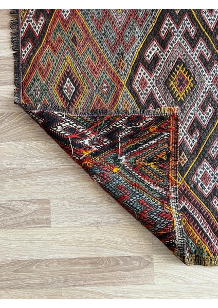 117 x 147 cm El Yapımı Kahverengi Kilim, Vintage Türk Halısı, Akrep Motifli Harika Kondisyonlu Dekoratif Kilim indirimleri