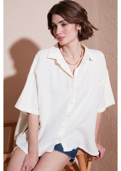 Pamuklu Regular Fit Yırtmaçlı Kısa Kollu Gömlek Kadın Gömlek CF25S166965