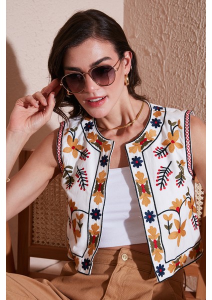 Pamuklu Regular Fit Çiçekli Nakış Işlemeli Crop Yelek Bayan Yelek 676237 fırsatları