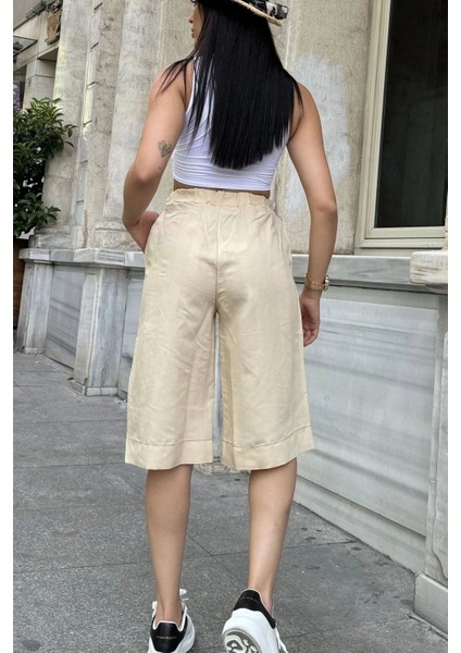 Kadın Bej Beli Lastikli Yanı Düğmeli Kendinden Dokulu Cepli Bermuda Şort