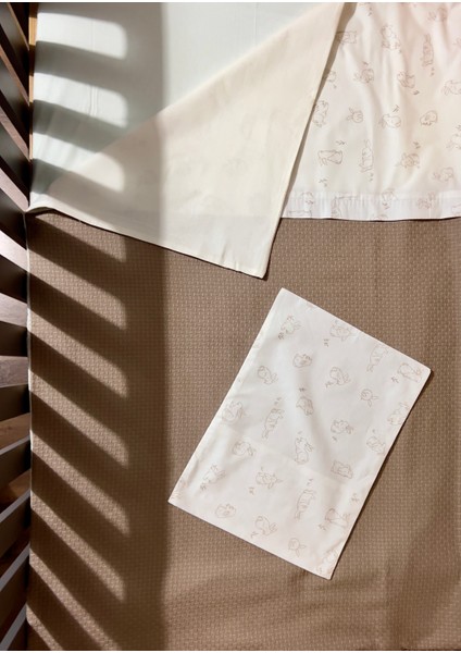 Bebek %100 Pamuk Çift Taraflı Pike ve Poplin Şeritli Nevresim Takımı _Pike Hasır desen Cappuccino/Poplin Tavşan desen Bej_100*150