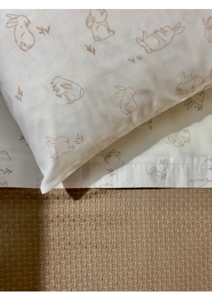 Bebek %100 Pamuk Çift Taraflı Pike ve Poplin Şeritli Nevresim Takımı _Pike Hasır desen Cappuccino/Poplin Tavşan desen Bej_100*150