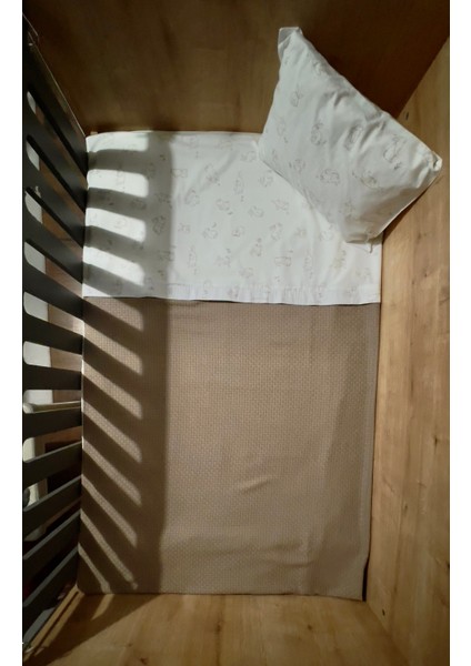 Bebek %100 Pamuk Çift Taraflı Pike ve Poplin Şeritli Nevresim Takımı _Pike Hasır desen Cappuccino/Poplin Tavşan desen Bej_100*150