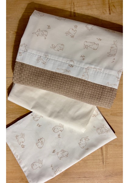 Bebek %100 Pamuk Çift Taraflı Pike ve Poplin Şeritli Nevresim Takımı _Pike Hasır desen Cappuccino/Poplin Tavşan desen Bej_100*150
