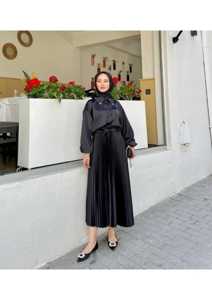 Deri Görünümlü Saten Etek Pileli Bel Lastikli Tesettür ve Açık
