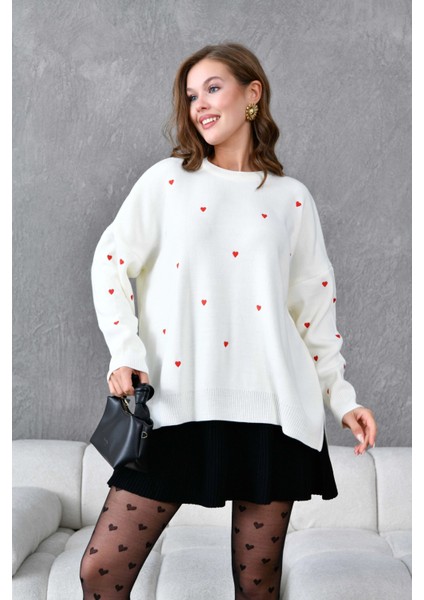 Kadın Bisiklet Yaka Kalp Işlemeli Yırtmaçlı Salaş Triko Kazak