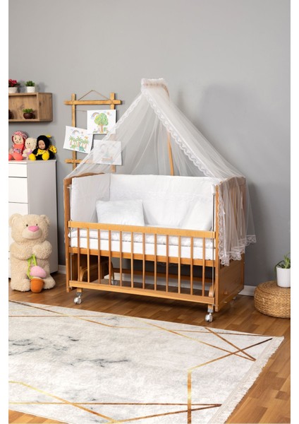 Ahşap Beşik Anne Yanı Beşik (Vernikli) 60X120 - Beyaz Güpür Uyku Seti + Yatak + Tekerlekli