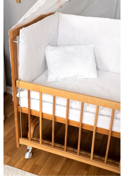 Ahşap Beşik Anne Yanı Beşik (Vernikli) 60X120 - Beyaz Güpür Uyku Seti + Yatak + Tekerlekli modelleri