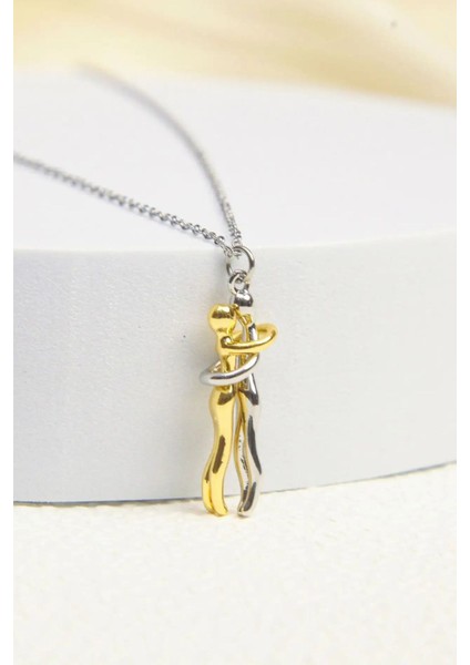 Sarılan Sevgililer Çift Renk Hareketli Tasarım Altın Kaplama Çelik Kolye