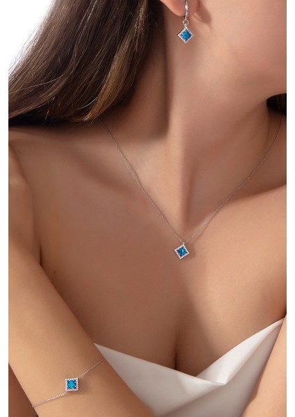 925 Ayar Gümüş Kare Pırlanta Modeli Küpe fırsatları