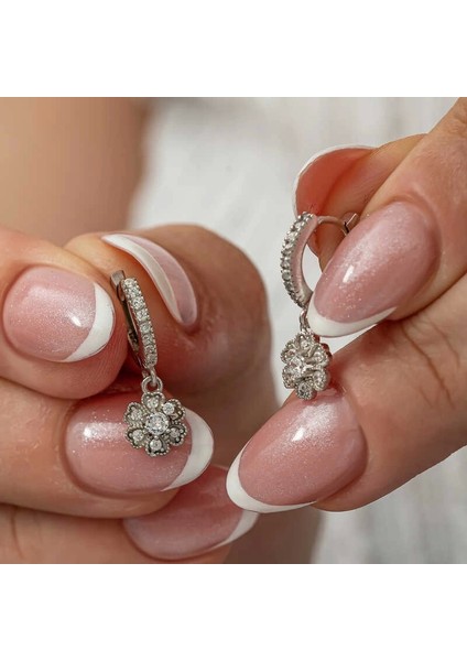 Gümüş Sallantılı Minimal Çiçek Kadın Küpe