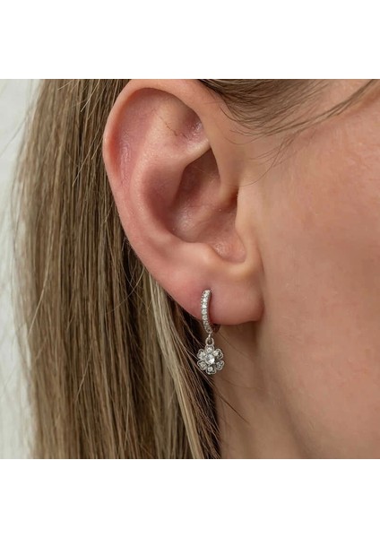 Gümüş Sallantılı Minimal Çiçek Kadın Küpe modelleri