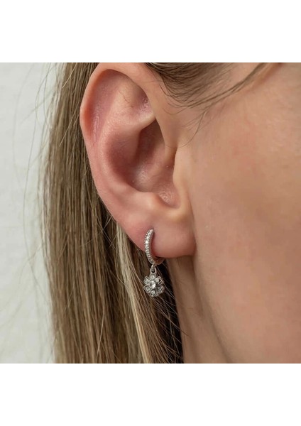 Gümüş Sallantılı Minimal Çiçek Kadın Küpe fırsatları