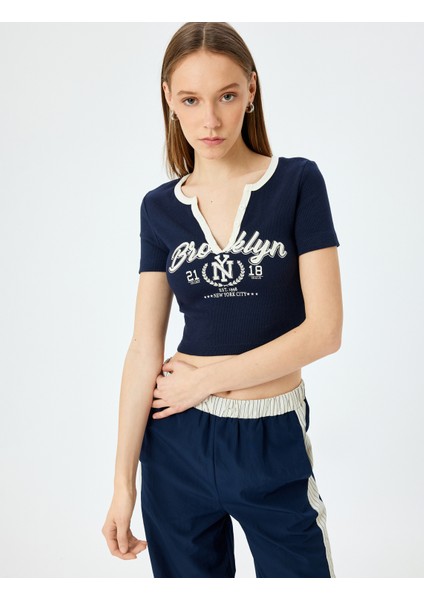 V Yaka Crop Slim Fit Kolej Baskılı Düğmeli Tişört