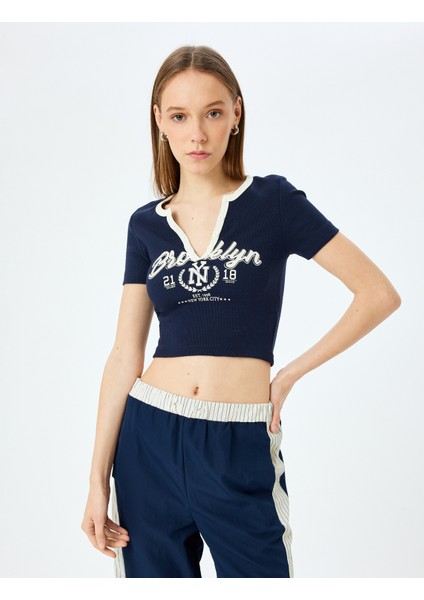 V Yaka Crop Slim Fit Kolej Baskılı Düğmeli Tişört