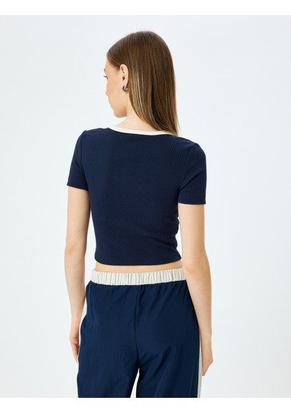 V Yaka Crop Slim Fit Kolej Baskılı Düğmeli Tişört