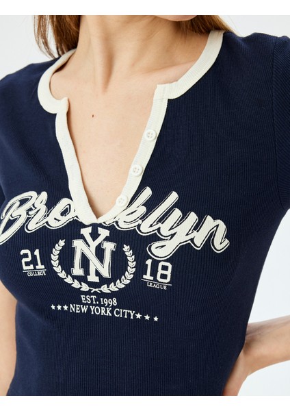 V Yaka Crop Slim Fit Kolej Baskılı Düğmeli Tişört