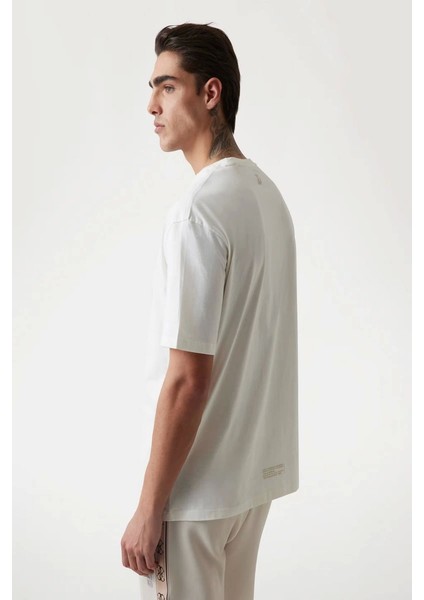 Erkek Beyaz Logolu T-Shirt modelleri