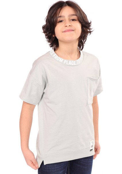 Erkek Çocuk Yaka Baskılı Göğsü Cepli Tişört