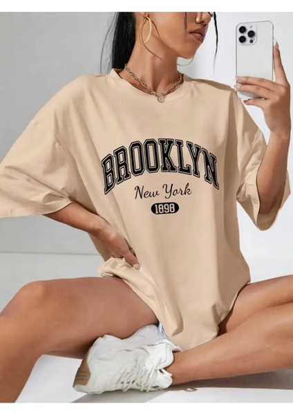 Kadın Brooklyn Baskılı T-Shirt Oversize Salaş
