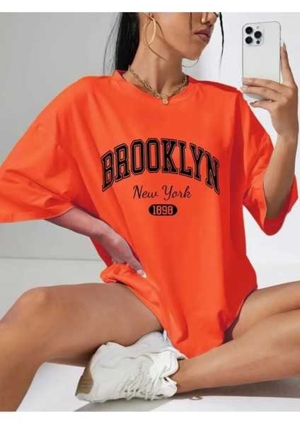 Kadın Brooklyn Baskılı T-Shirt Oversize Salaş