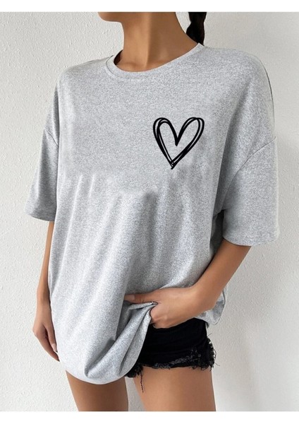 Minimal Kalp Baskılı Siyah Oversize T-Shirt fiyatları