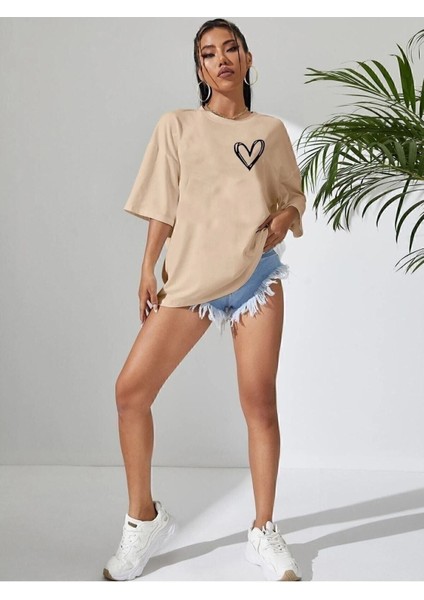 Minimal Kalp Baskılı Siyah Oversize T-Shirt modelleri