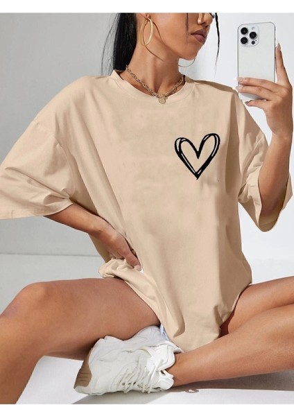 Minimal Kalp Baskılı Siyah Oversize T-Shirt indirimleri