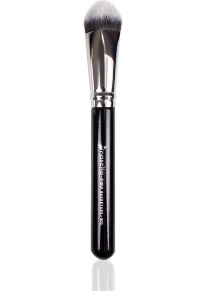 Backstage 4D Kabuki Fondöten Fırçası 301 fiyatları