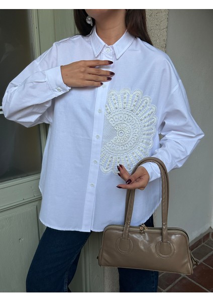 Kadın Beyaz Geniş Kesim Dantel ve Inci Detaylı Tasarım Poplin Gömlek 29023 modelleri