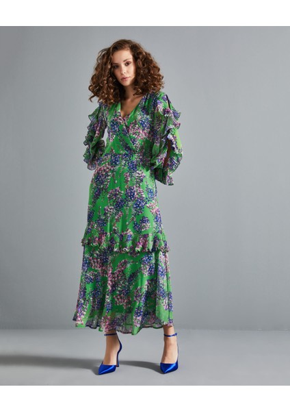 Çiçek Desenli Kadın Elbise - Katlı Etek Detaylı - Fırfırlı Kol - V Yaka - Modern ve Şık Tasarım - Günlük ve Özel Gün Için Elbise