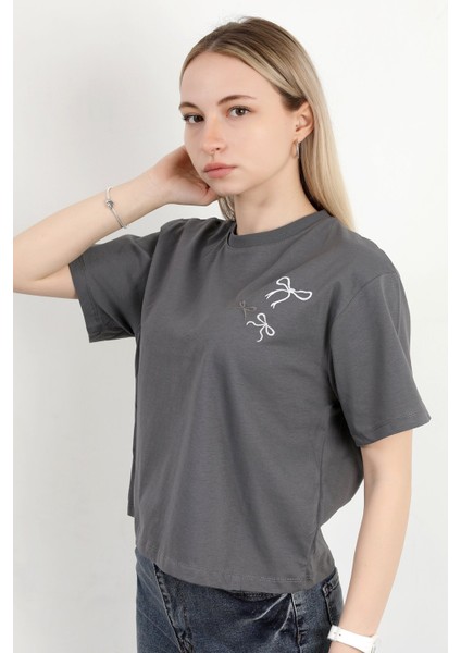 Kadın Bisiklet Yaka Omzu Fiyonk Nakışlı Pamuklu T-Shirt Antrasit - 925022 fiyatları