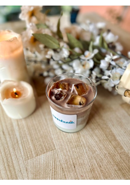 - Kahve Kokulu Buzlu Latte Mum - 36 Saate Kadar Yanabilen - Soya Wax - Vegan - Dekoratif Hediyelik Mum