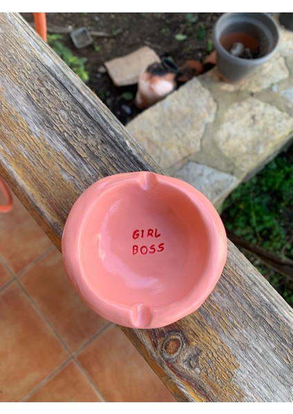 El Yapımı Seramik Kül Tablası Girl Boss Pembe