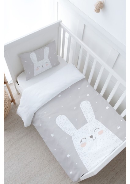 Bebek Boy Nevresim Takımı (100X150) - Pure Baby Serisi - Gri Zeminli Beyaz Tavşan