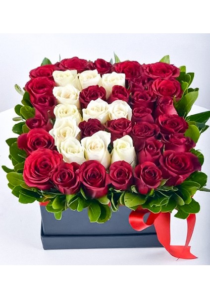 Siyah Kutuda Kırmızı Güller ve Beyaz Güllerle Harf