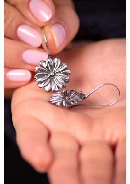 Papatya Elişi Tasarım Gümüş Küpe 4945