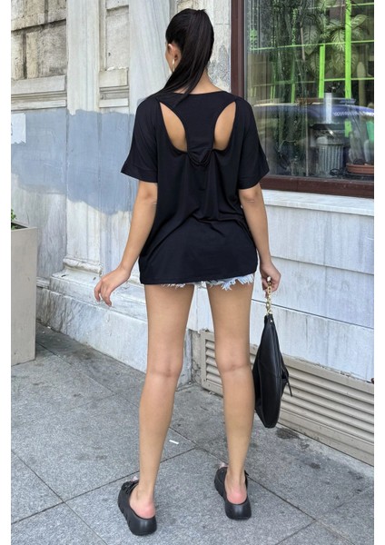 Kadın Siyah Geniş Yaka, Kısa Kollu, Sırtı Dekolteli, Dökümlü Kumaş, Salaş Bluz