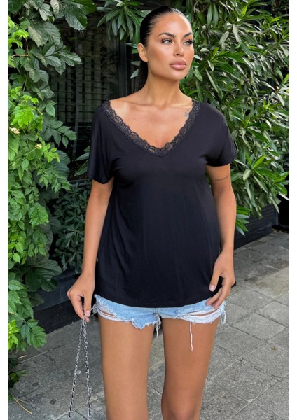 Kadın Siyah Önü ve Sırtı Dantel Süslemeli V Yaka, Kısa Kollu, Rahat Kesim, Salaş Bluz